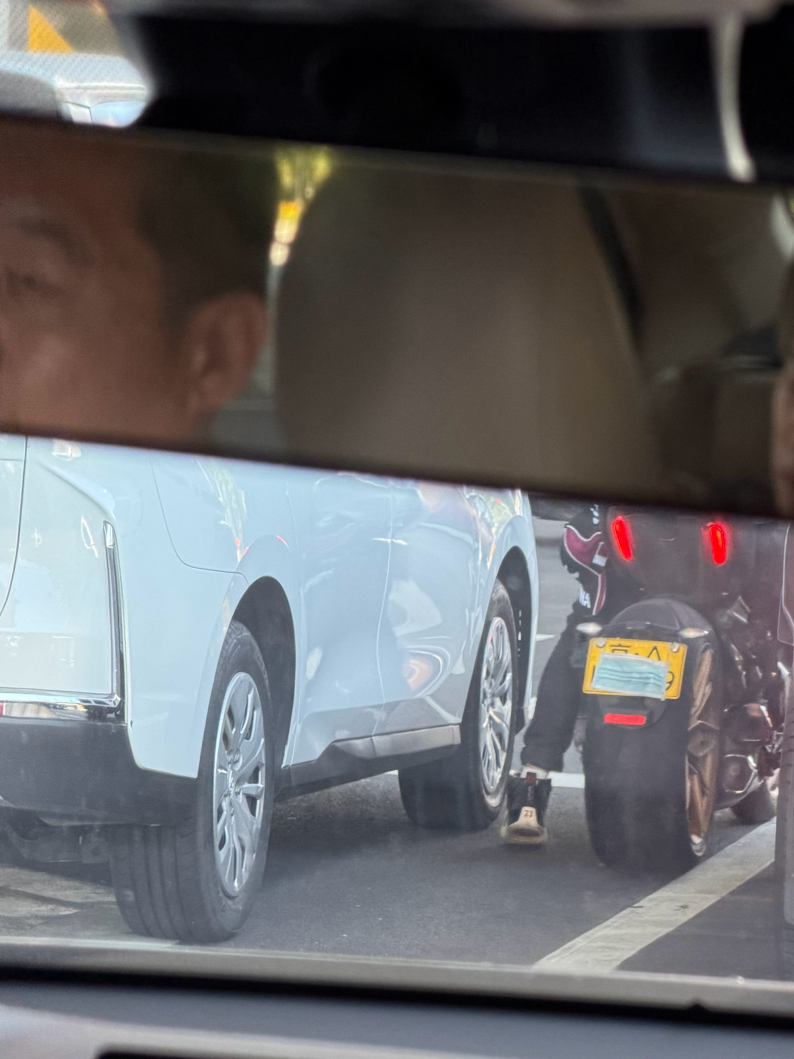 不是！你可是京A啊！怎么还戴上口罩了