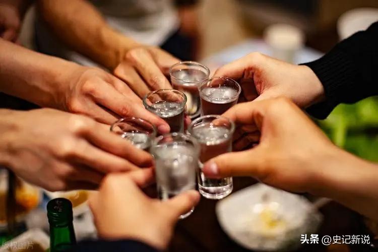 中国人已经“喝不动了”，喝酒的频率也越来越少，这背后的原因究竟是什么呢？
 
近