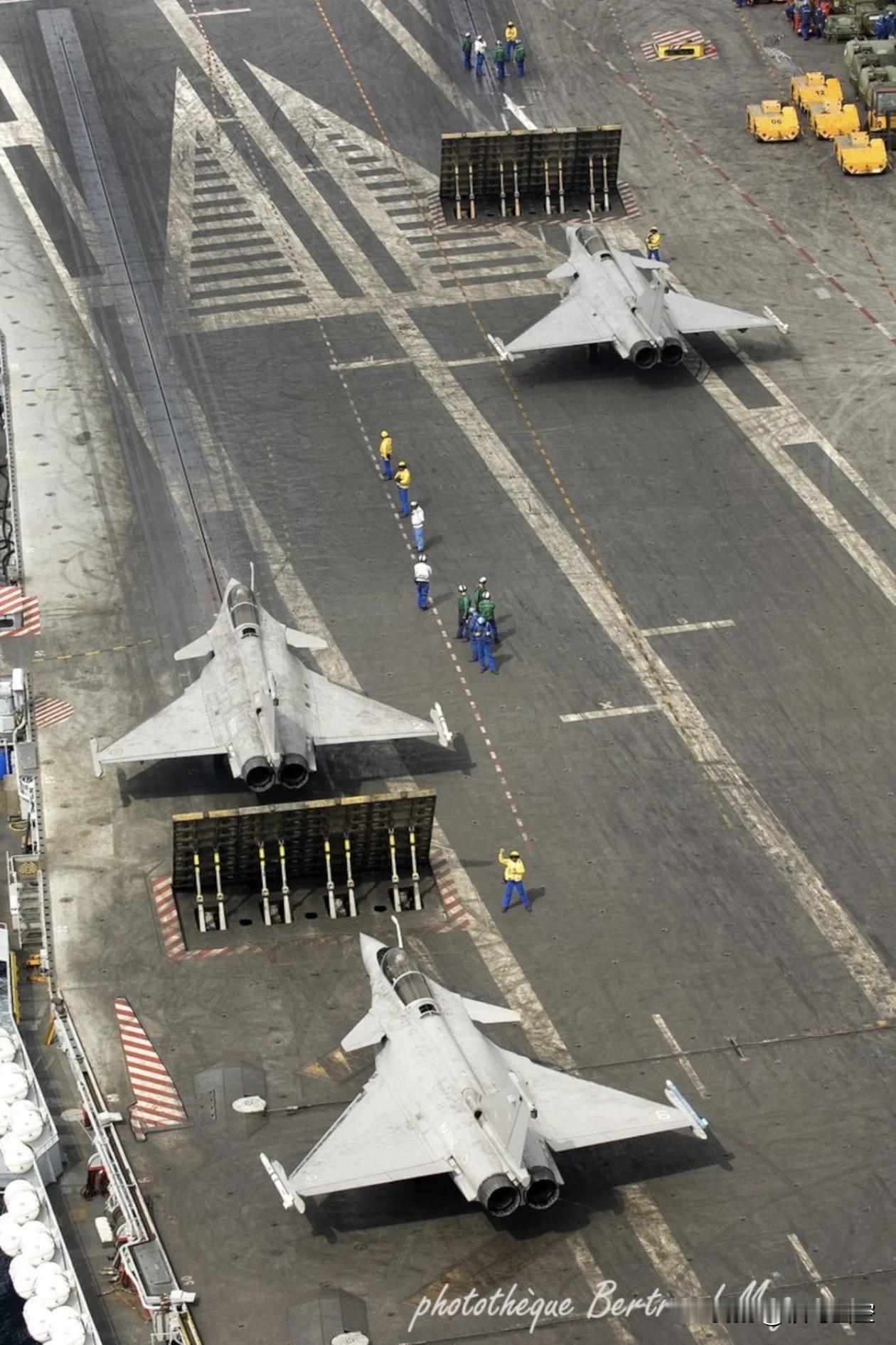 “戴高乐”号的甲板，旧化太严重！[大笑]

法国戴高乐号 法国航母 军事军迷发烧