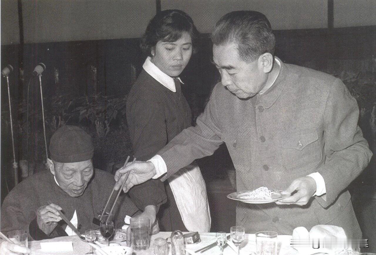 【开国功臣图片故事212】
1963年元旦，周恩来总理和邓颖超在全国政协礼堂小宴