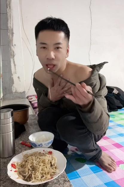 太辣眼睛了，平台上竟然有这样的视频直播。一个二十多岁的小老弟，干什么不好，非要卖