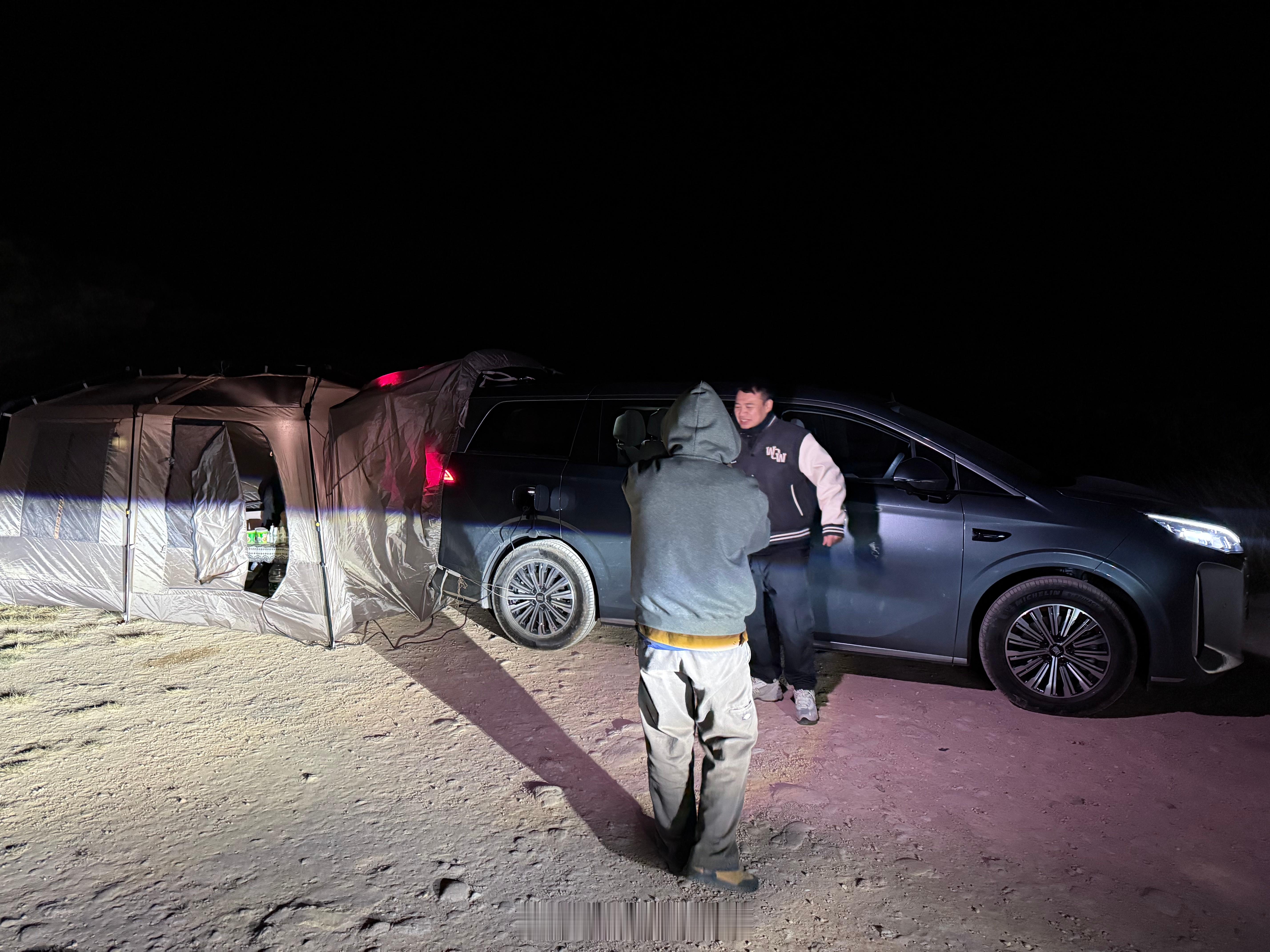 亲子的快乐时光是比亚迪夏给的，一台足够舒适，足够宽敞的MPV去露营，你将会获得尺