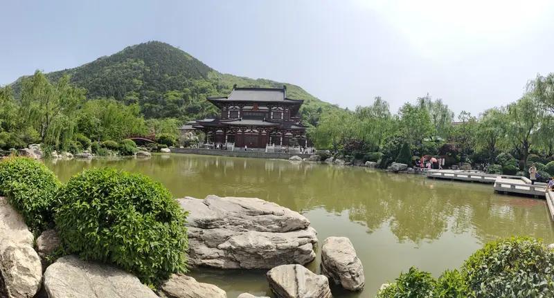 出发吧趁现在，华山旅游超值得！
先去华清宫，那儿亭台临水、绿树成荫，千年温泉波光