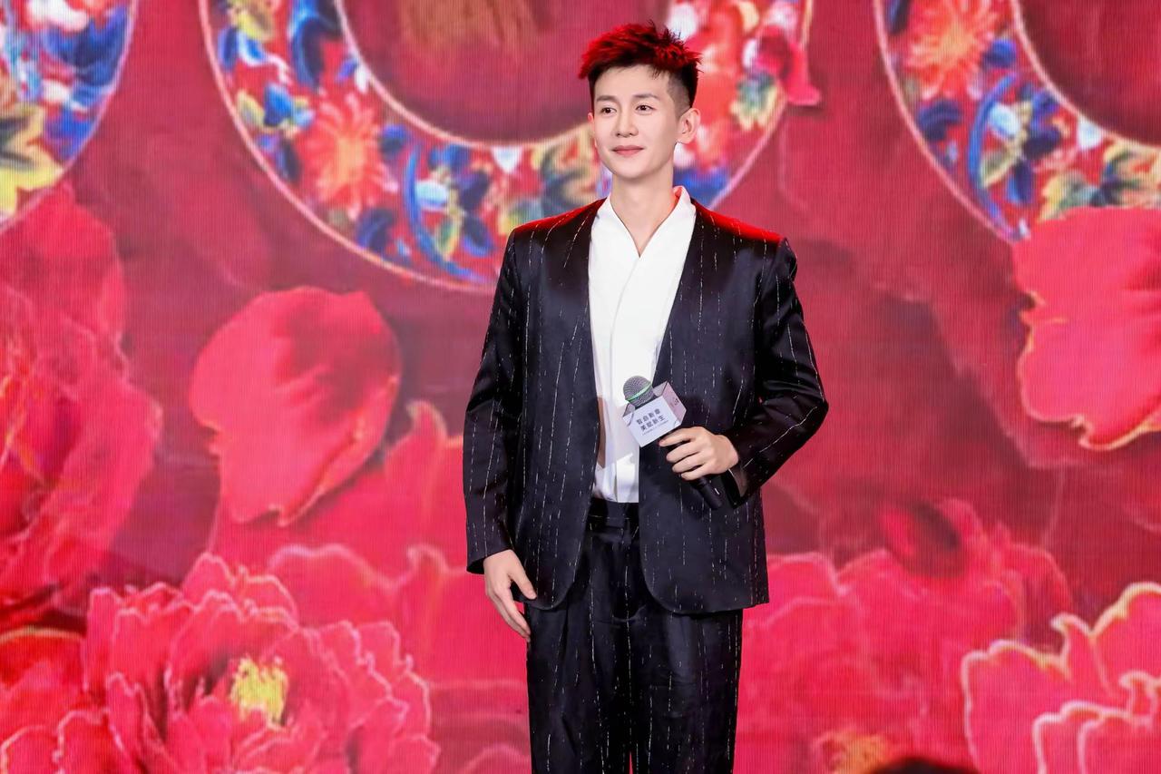 家人们好久没发作品了，发个演出照片吧！