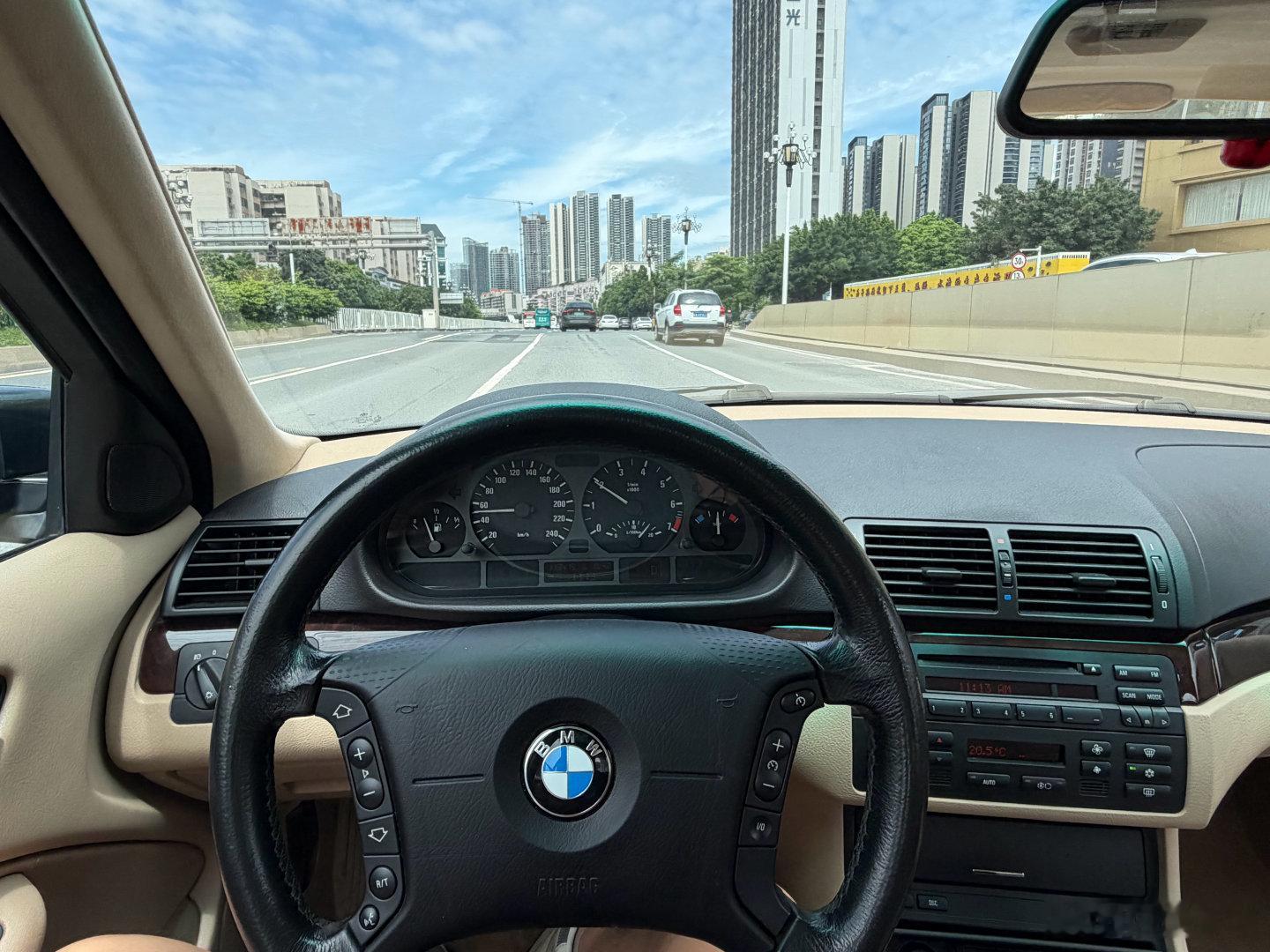 318到家当晚就被朋友预定了其实这是一辆事故车，事故是被追尾导致后围板动了，就是