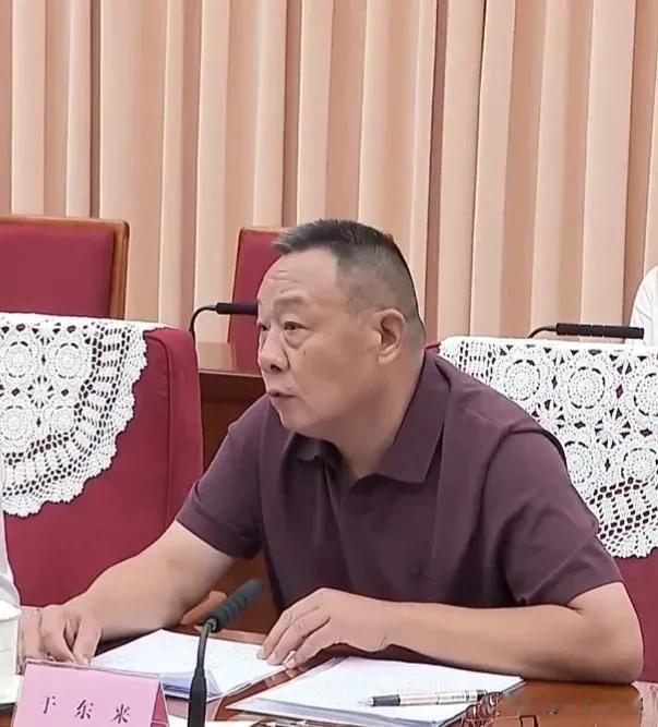 刚从北京开会回来的于东来，

在社交平台发文：

"建议国家指导落实劳动法质量！