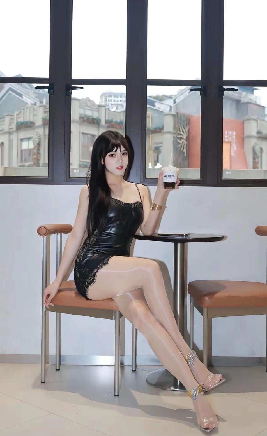 女人活着别太累，好好爱自己最对
烦恼琐事全后退，开心快乐常伴随
穿衣打扮随心配，