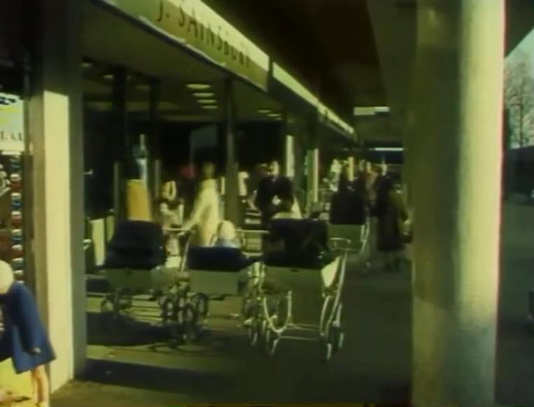 60年代的英格兰，妈妈们居然会把婴儿放在超市外面自己进去购物！是的，你没听错，那