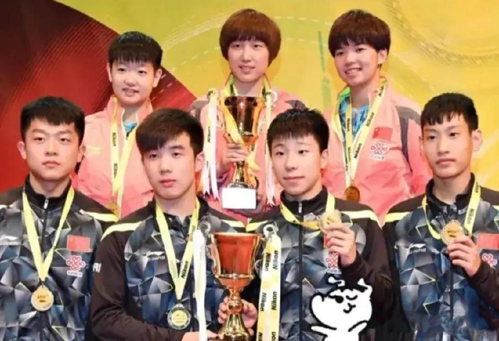 7位乒坛球员的早期合照：我认出了秀发覆额的孙颖莎，穆静毓，袁励岑，于何一，徐瑛斌