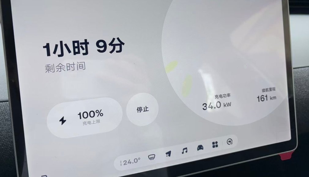 给萤火虫补个电可惜还没有四代站不能享受换电蔚来 萤火虫