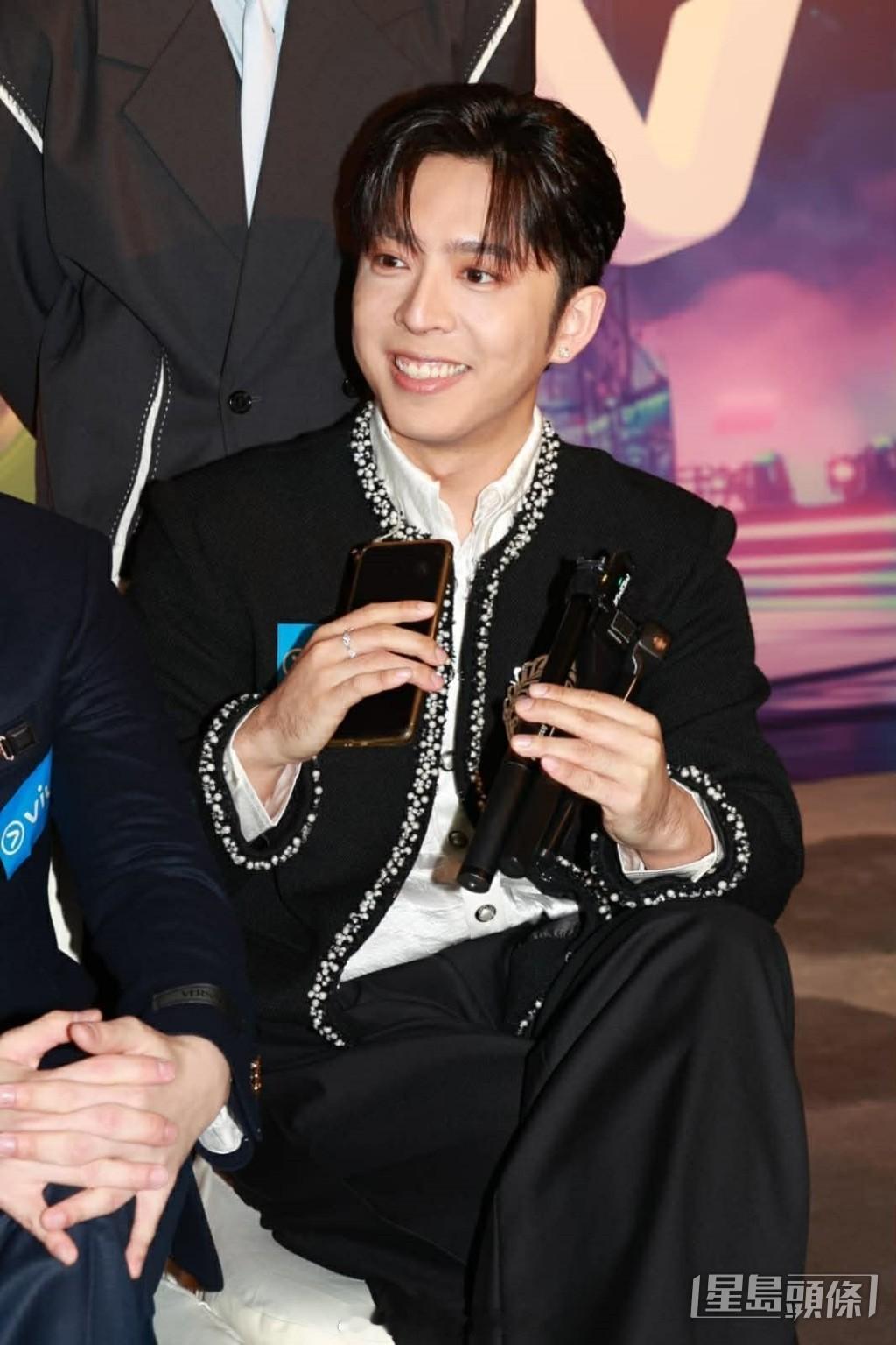 星岛：ViuTV翻拍《悠长假期》 吕爵安出演木村拓哉角色直言紧张 李佳芯年龄引热