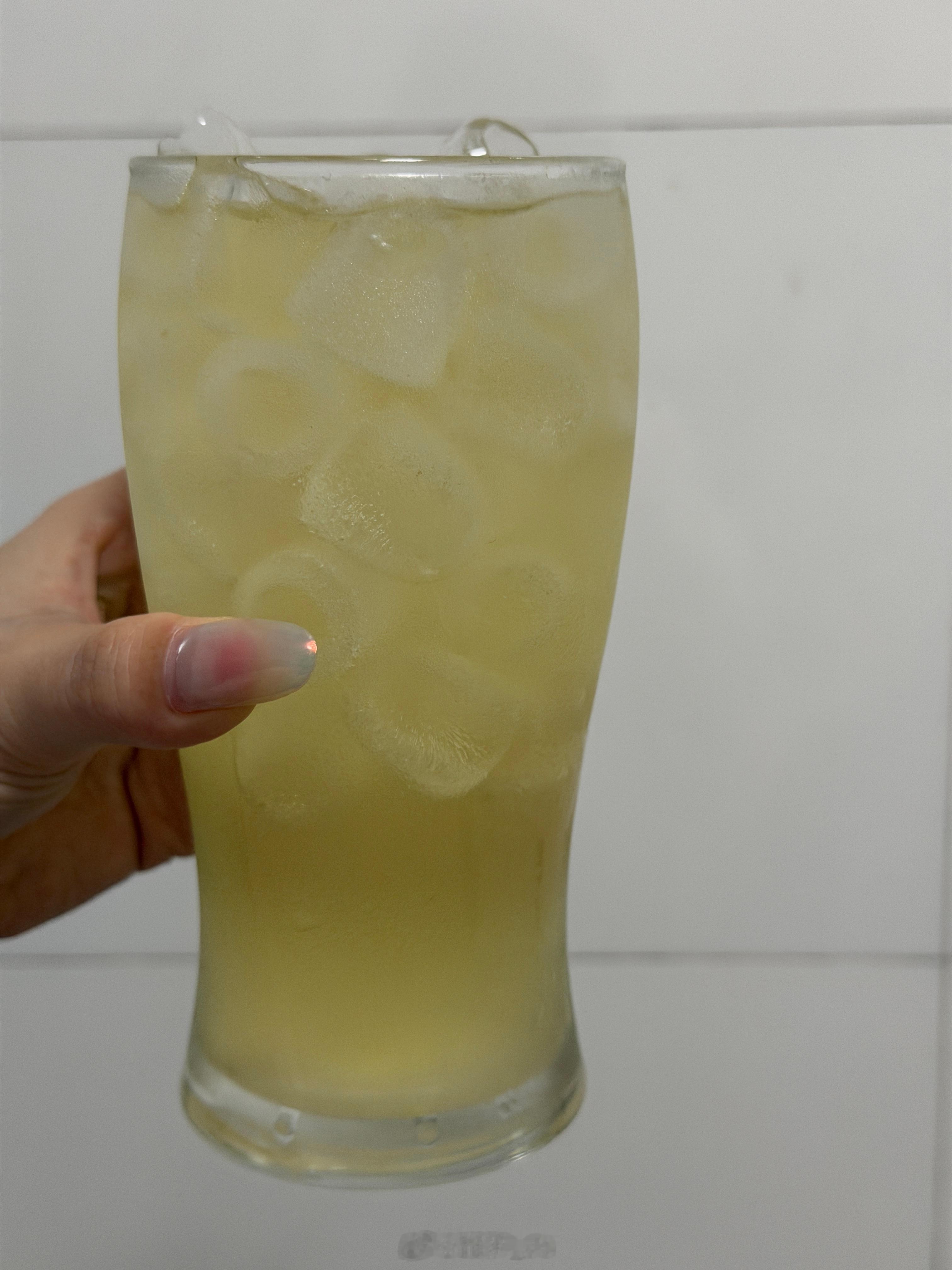 杭州台风还没到，我先被这杯掀翻惹！窗外风声嗷嗷叫，我坐在屋里捧着这杯发愣呆！青苹
