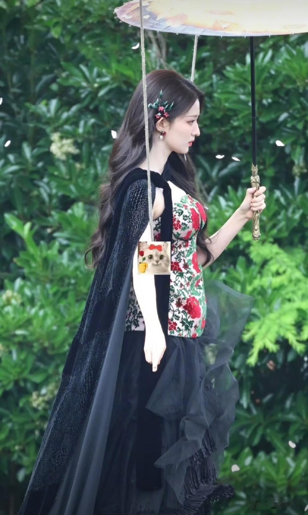 对王楚然的好身材后知后觉，这姐近日造型也是杀疯了。
以往提起娱乐圈95花的好身材