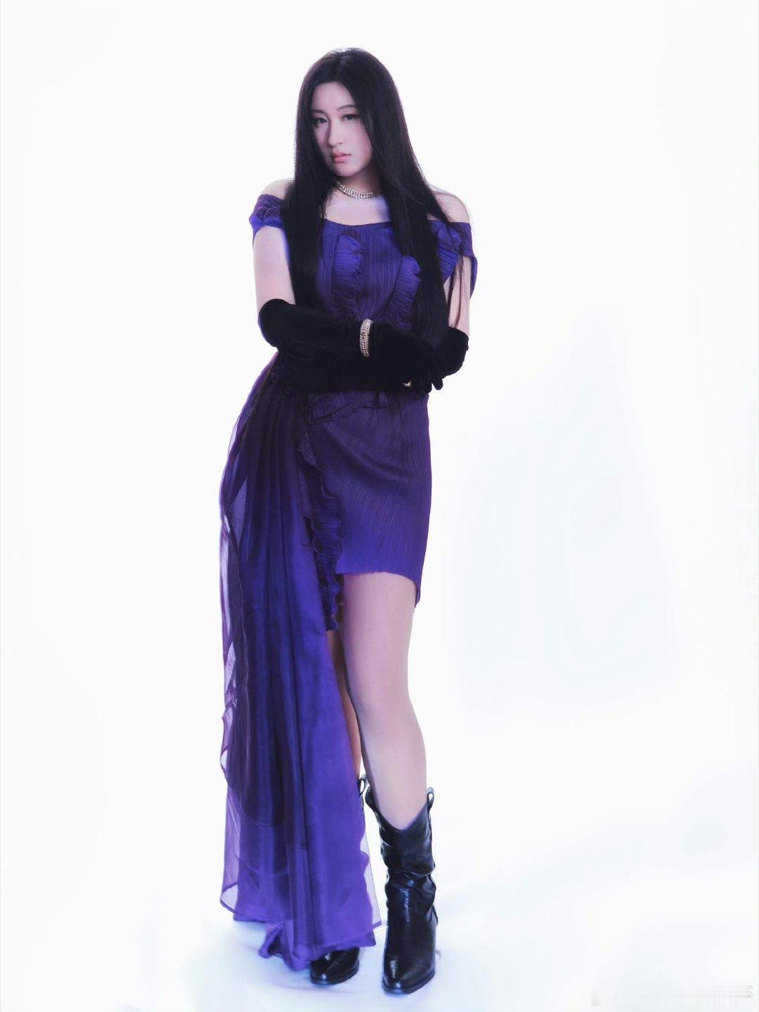 锤娜丽莎造型 百变大咖秀单依纯笑死我了，网友的嘴怎么这么毒啊，说锤娜丽莎是参加百