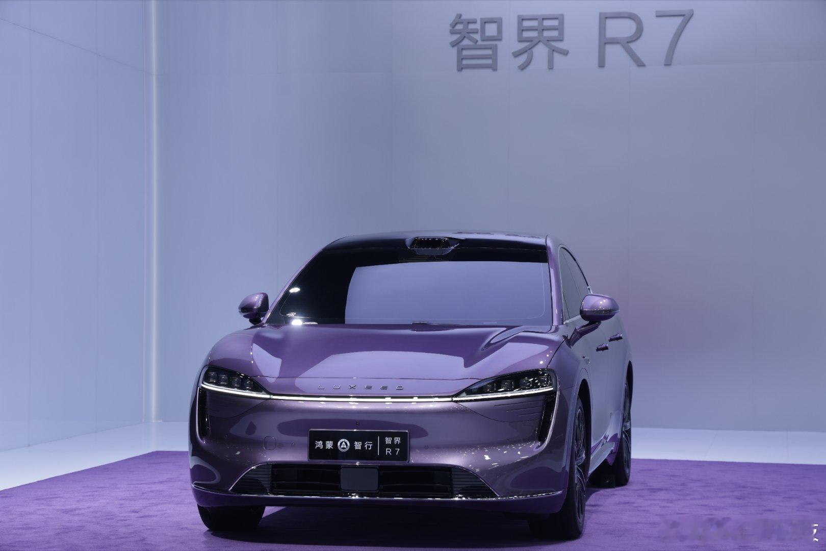 #余承东尹同跃称在智界上全力以赴# 智界R7是鸿蒙智行旗下首款智慧轿跑SUV，遵