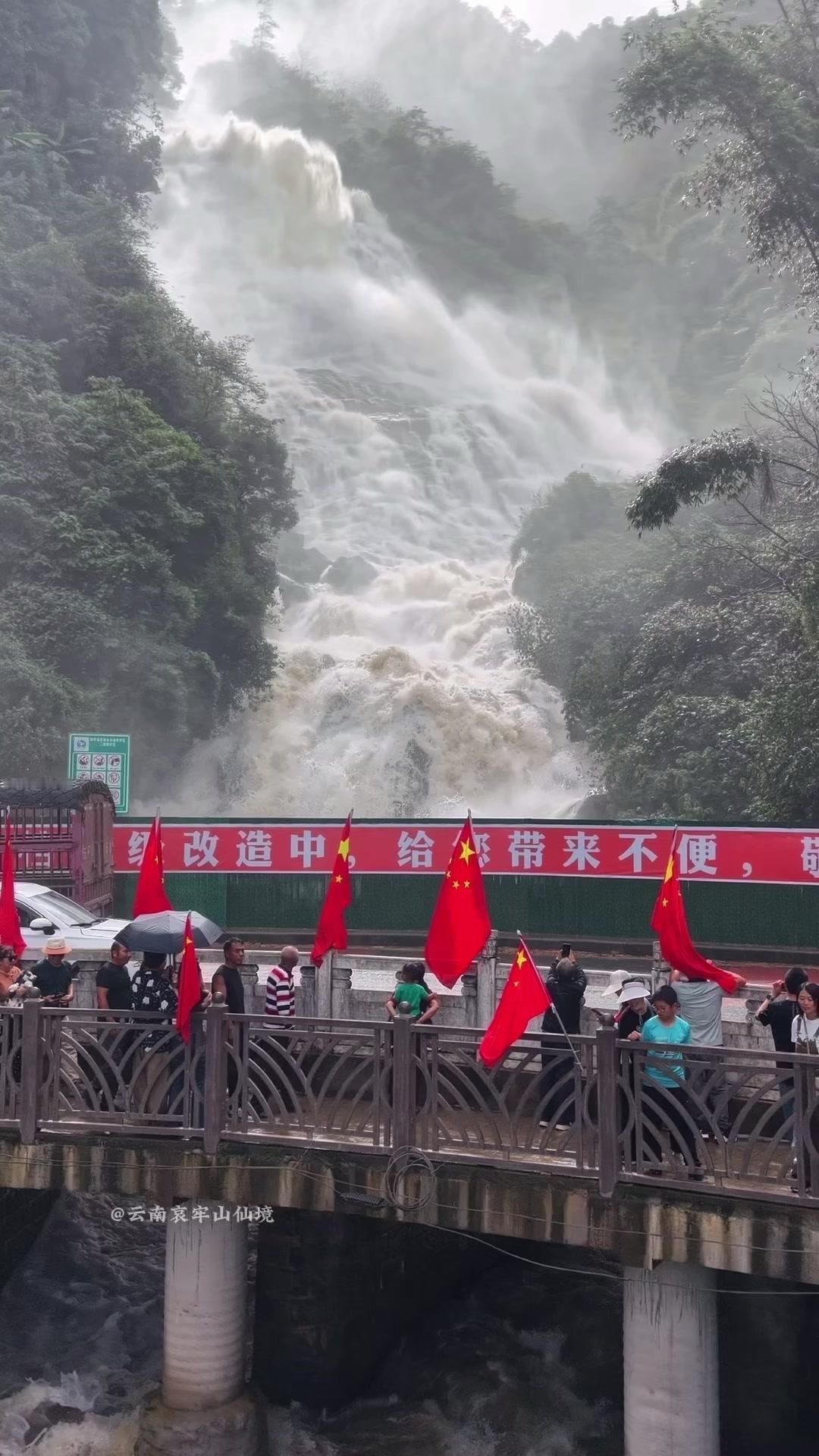 🌿云南哀牢山真的像闯进了仙境，南恩瀑布从悬崖上落下来，水雾飘在脸上凉丝丝的，空