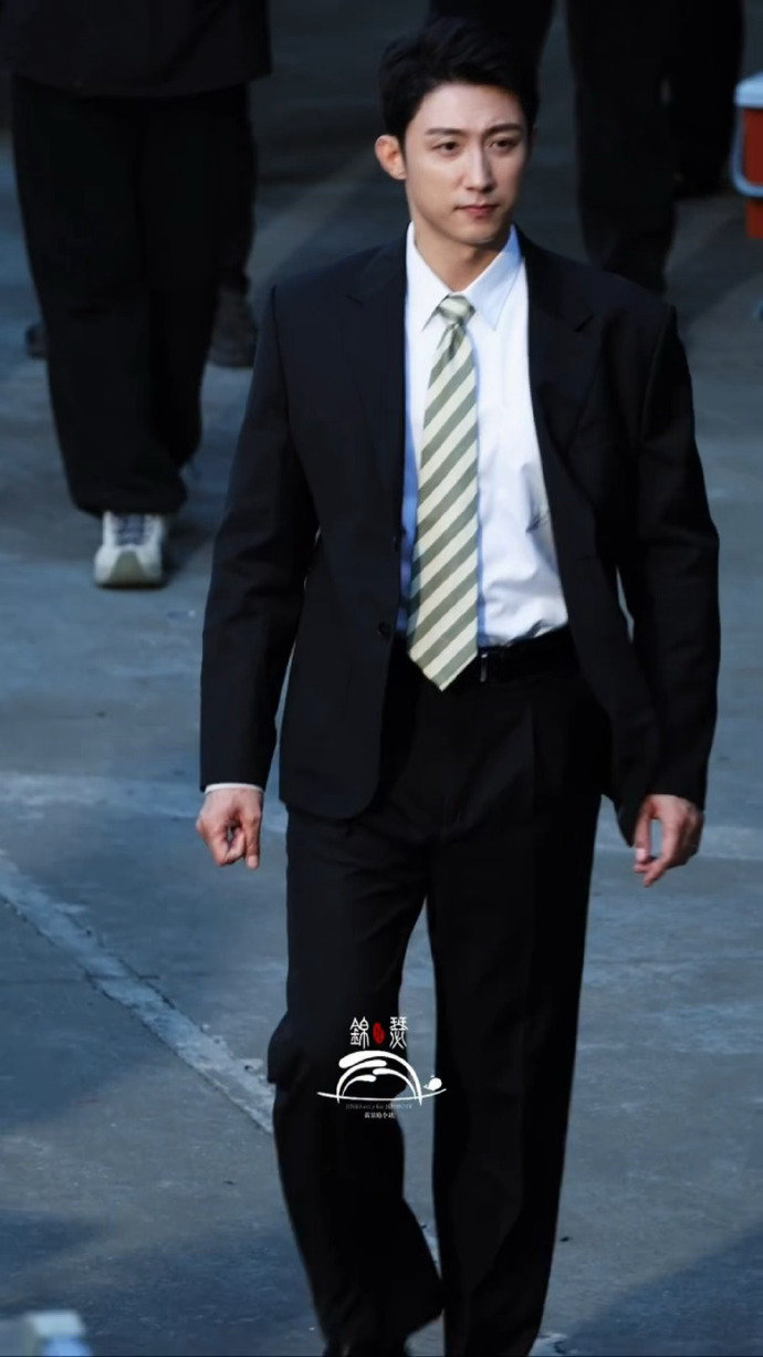 黄景瑜体制内老公感，黄景瑜卢云翔青年企业家，谁懂这一身西装造型走路的黄景瑜的含金