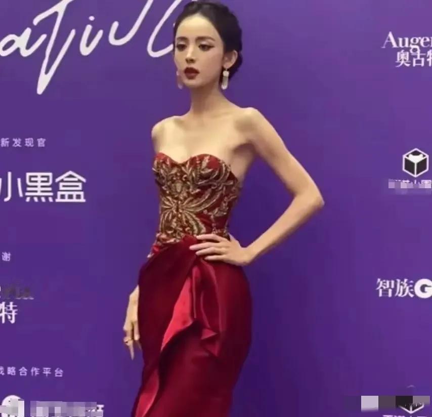 娜扎，瘦成…排骨……
这皮包骨的……难道她不吃饭？
她近期最适合的角色应该是：白