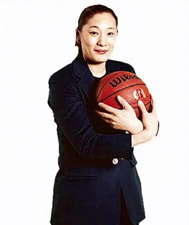 她是韩旭恩师，曾是CBA首位女帅，离婚12年，今57岁仍单身无儿女