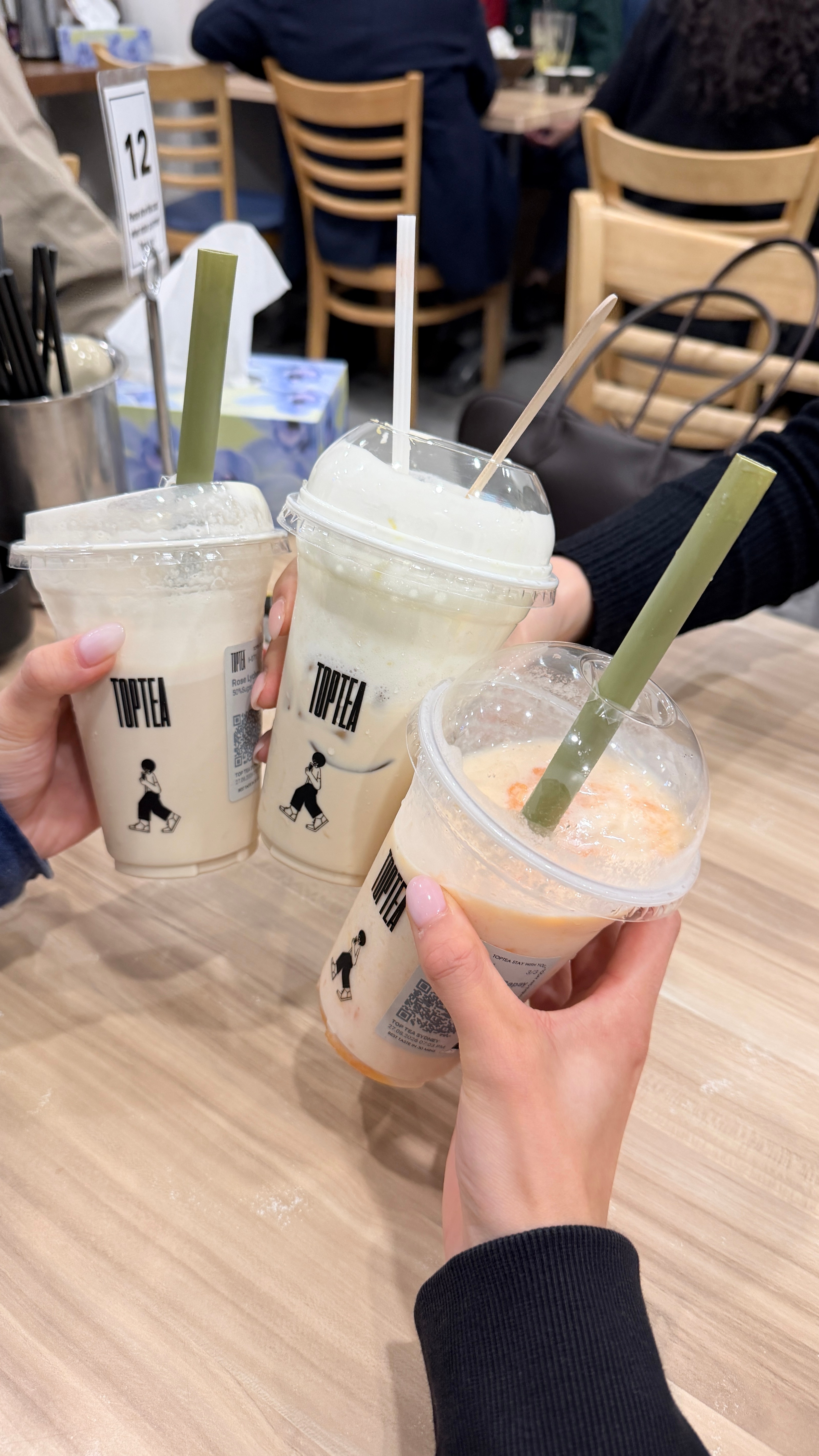 悉尼的奶茶偷偷做这么好喝是干啥[微笑][微笑] 本以为鱼子酱奶茶会踩雷但还是想猎