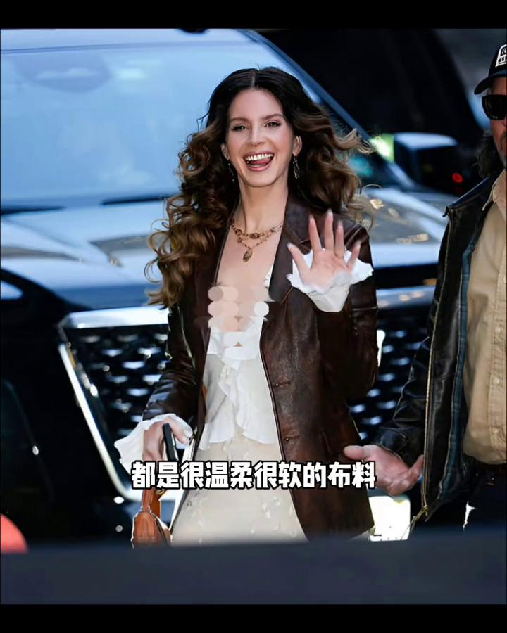 穿搭的软硬与娘man。
美国歌手打雷姐内搭的衣服有很多的荷叶边和木耳边，裙子是有