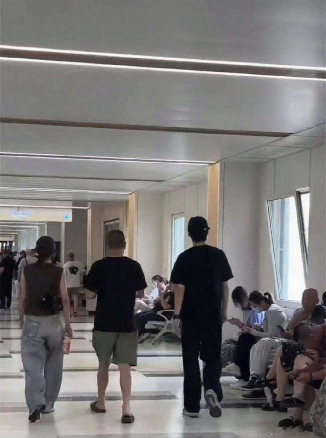 邢昭林卢洋洋还在一起有网友在医院拍到他俩了，看起来还在恋爱中啊！ ​​​