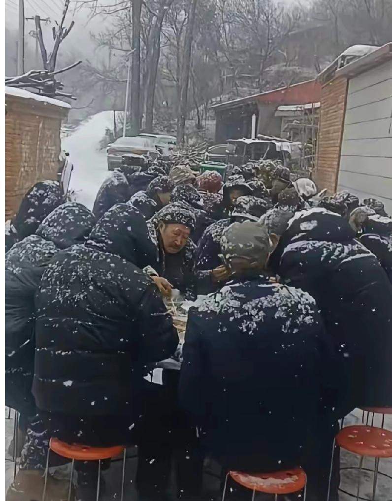前几天跟着东北朋友回老家吃露天宴席，我真是长见识了。天寒地冻，还下着大雪，这饭咋