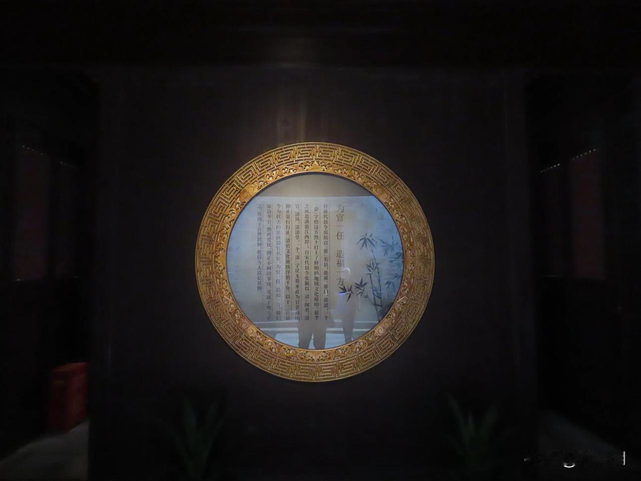 圆镜映清辉，岁月留痕。