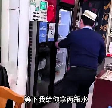 一名女子在北京一饭店吃饭。 因要赶飞机，匆忙离开，忘记买单了。去机场途中，女子想