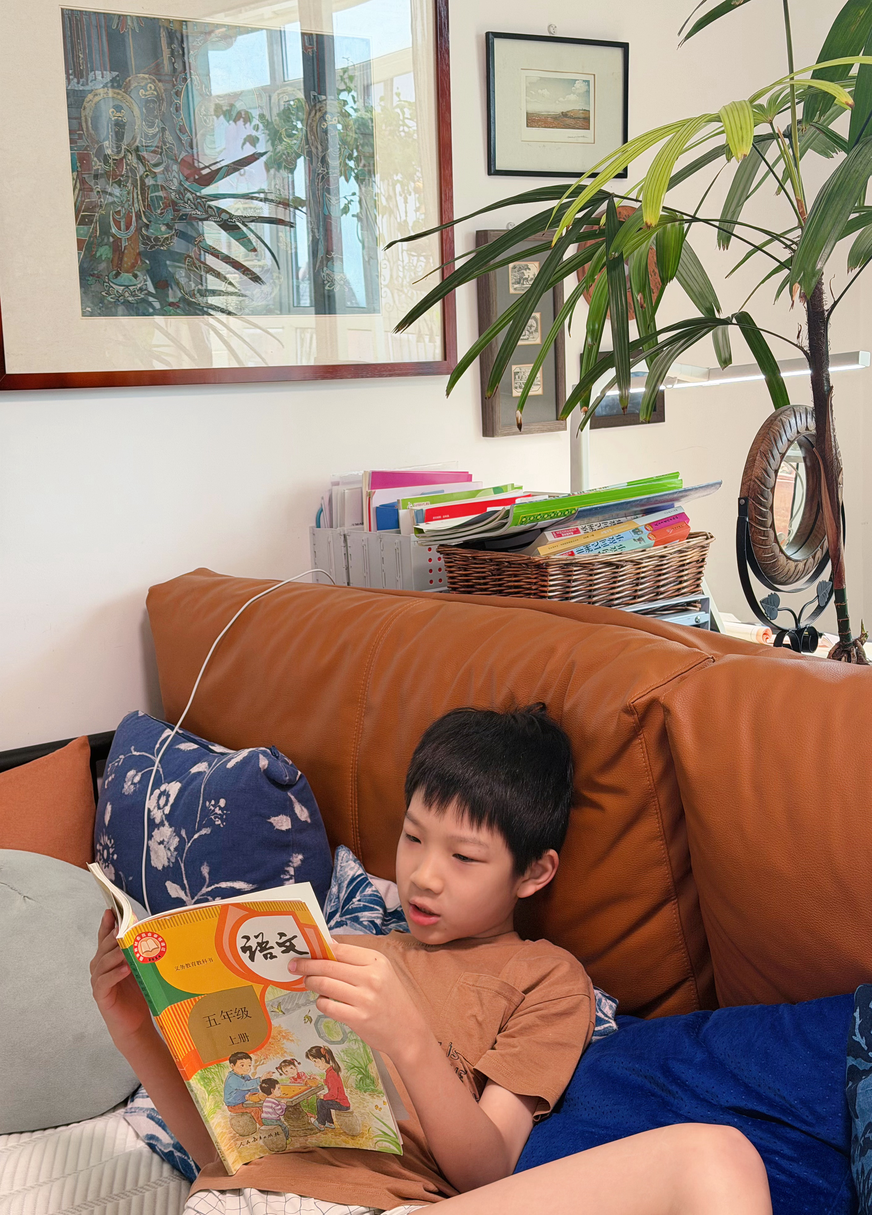 今天奇了，居然在背书，背什么少年中国说小学生小添