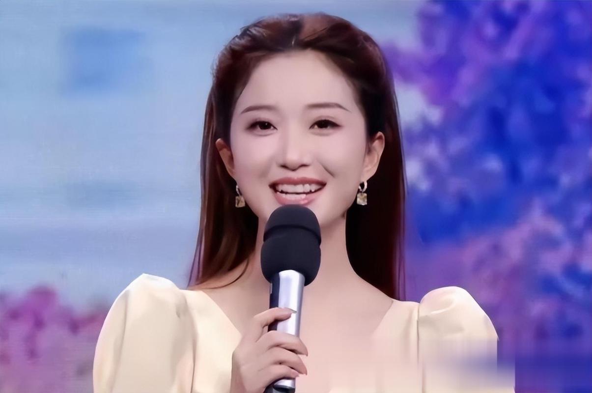 2月4日，总台官宣2026春晚主持阵容，刘心悦作为新面孔首登北京主会场，与任鲁豫