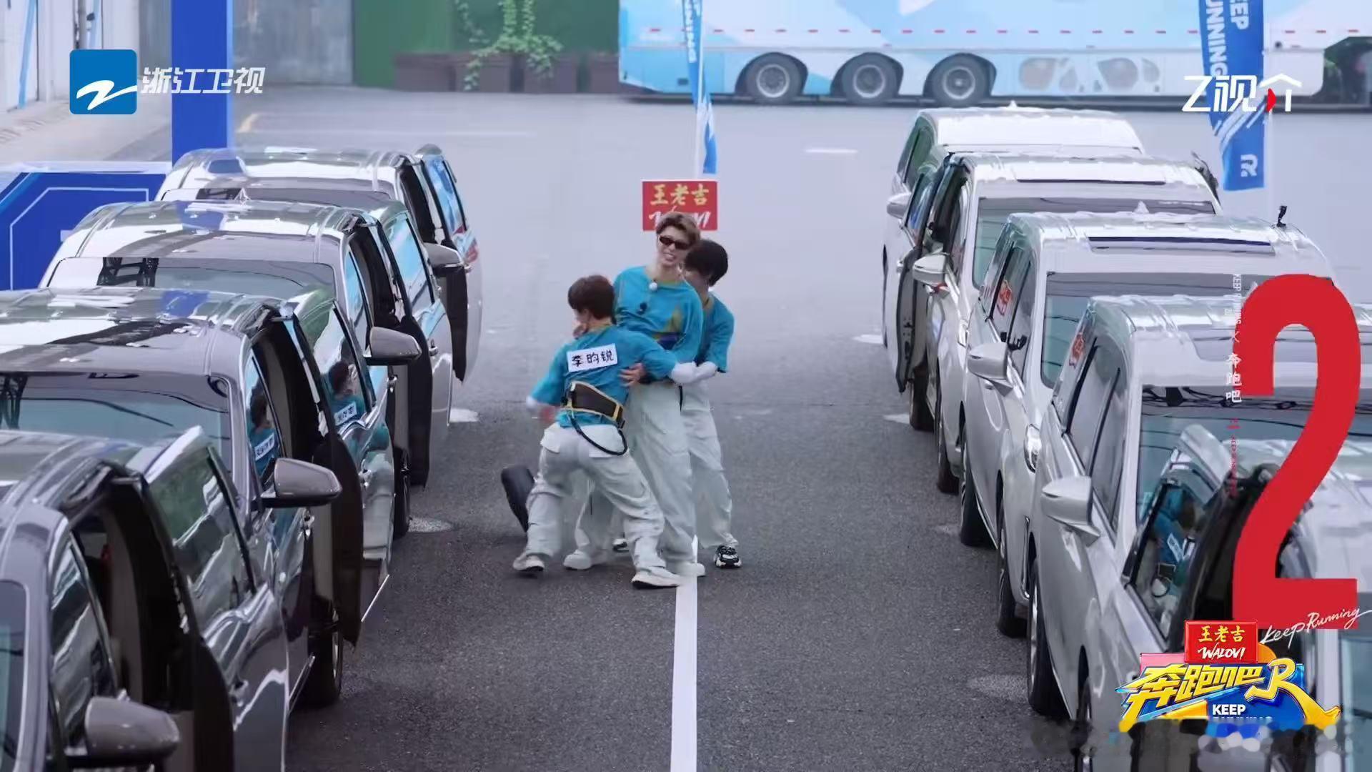 李昀锐亲范丞丞手李昀锐扑范丞丞怀里了奔跑吧 游戏过程中出现了很惊喜的互动名场面，