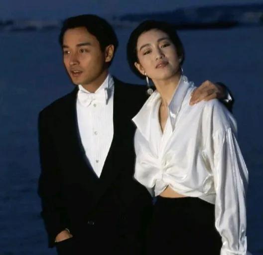 年轻时的巩俐真是一个大美人，明艳大气又风情万种，五官精致的无可挑剔，身材更是凹凸