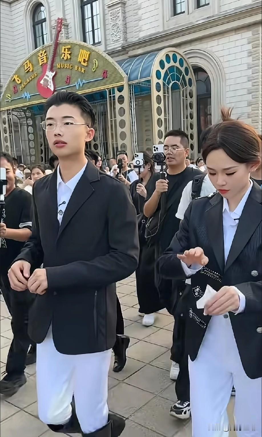 有网友说，郭有才拍一版《新上海滩》许文强，绝对比周润发黄晓明经典。有才形象气质好