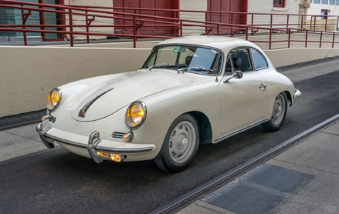 1954年问世的保时捷356，堪称品牌经典跑车的开山之作，更是保时捷传奇之路的重