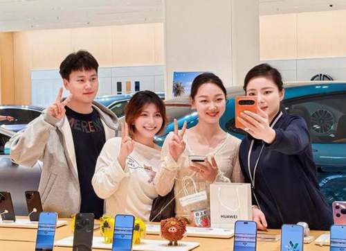 折叠屏交互形态革新,全球首款大阔折华为Pura X Max今日开售