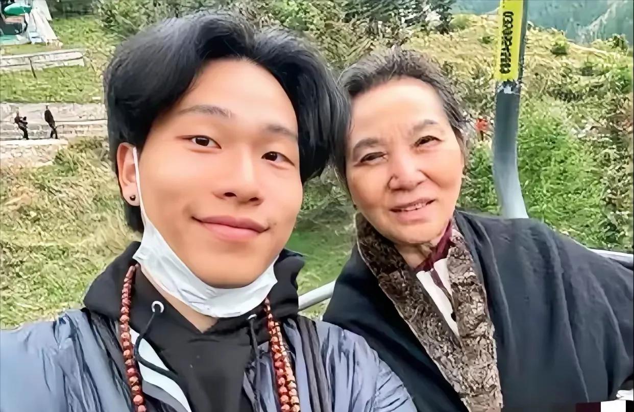 这是陈坤的儿子和奶奶。
有很多人说他和陈坤长得不像。拼命的从他的相貌当中寻找妈妈