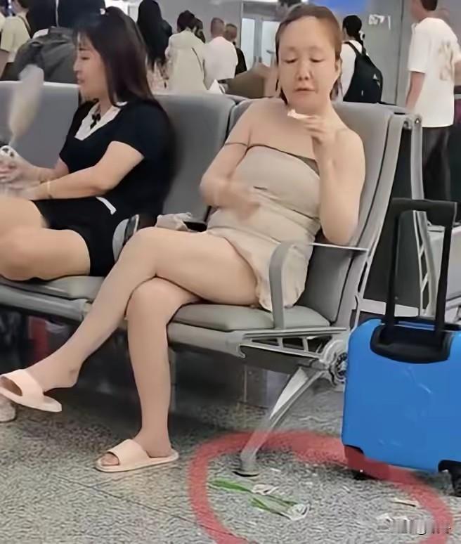 候车室女子穿睡衣乱扔垃圾：随性真的不能等于没素质
 
车站候车室，人最多、最考验