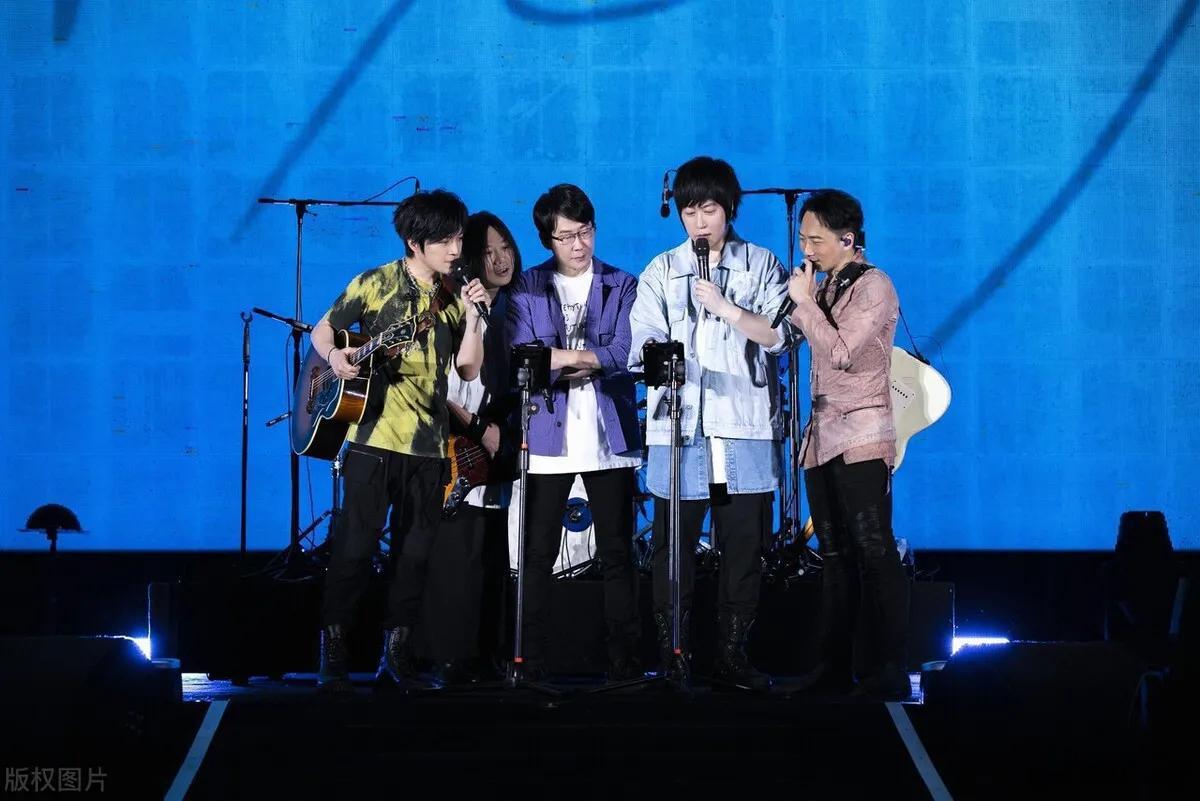 五月天演唱会事件为什么不能“一笑了之”？五月天被质疑在个人演唱会中假唱，引发热议