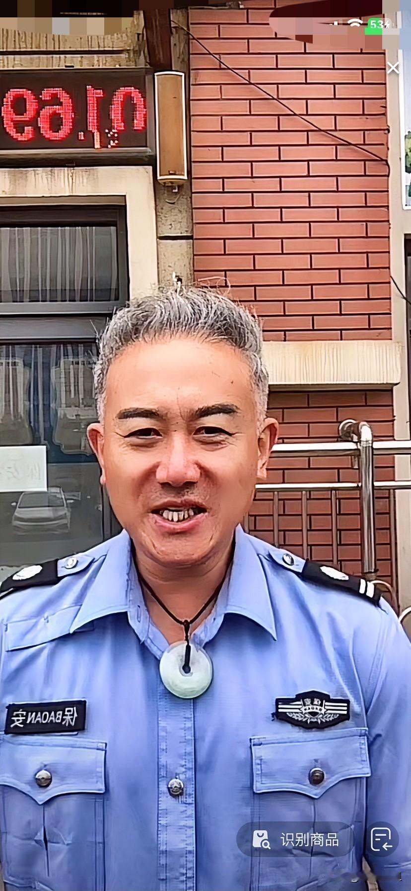 这个会跳舞的帅气的幼儿园保安爷爷火了！深入了解一下，帅气的保安毛爷爷可不一般！