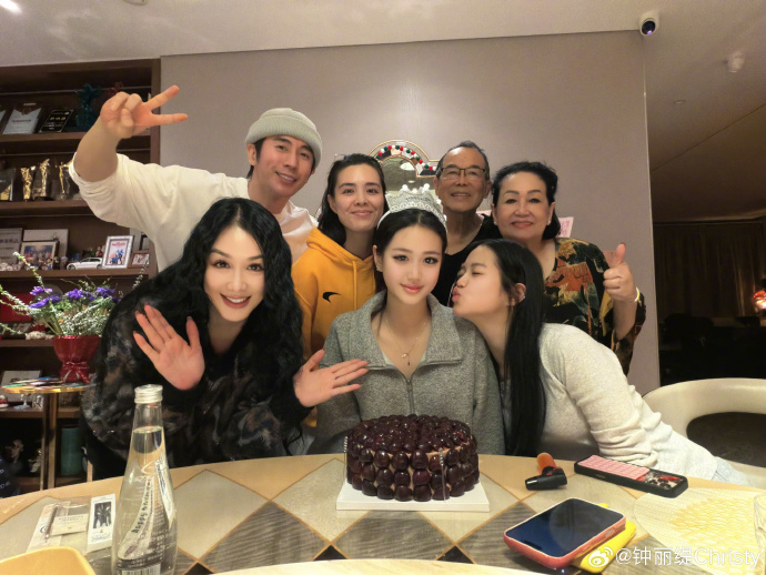 钟丽缇回应女儿考拉争议钟丽缇就女儿考拉争议道歉 近日，钟丽缇小女儿考拉Cayla