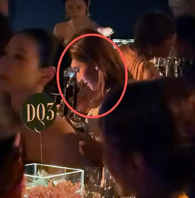 深圳慈善晚宴，何超莲玩手机无人理，合照站角落，丁禹兮怒拍87万