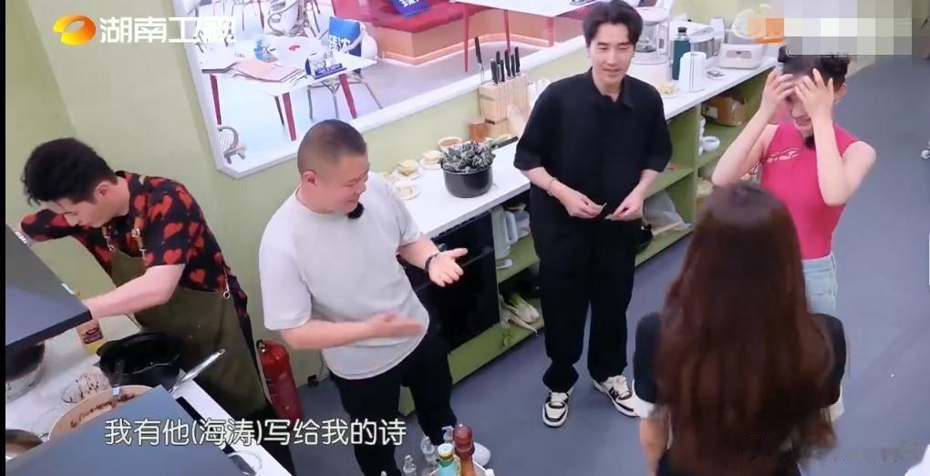 赵又廷真的很低调，他应该就是杨天真口中的另类艺人吧.

《中餐厅》上菜间隙，沈梦