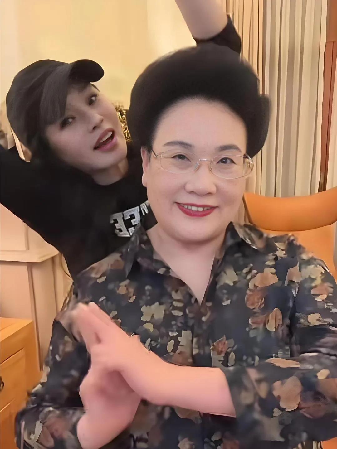 秦昊妈妈冲进直播打脸造谣者

秦昊妈妈又出手了！这回不为绯闻，只为力挺儿媳伊能静