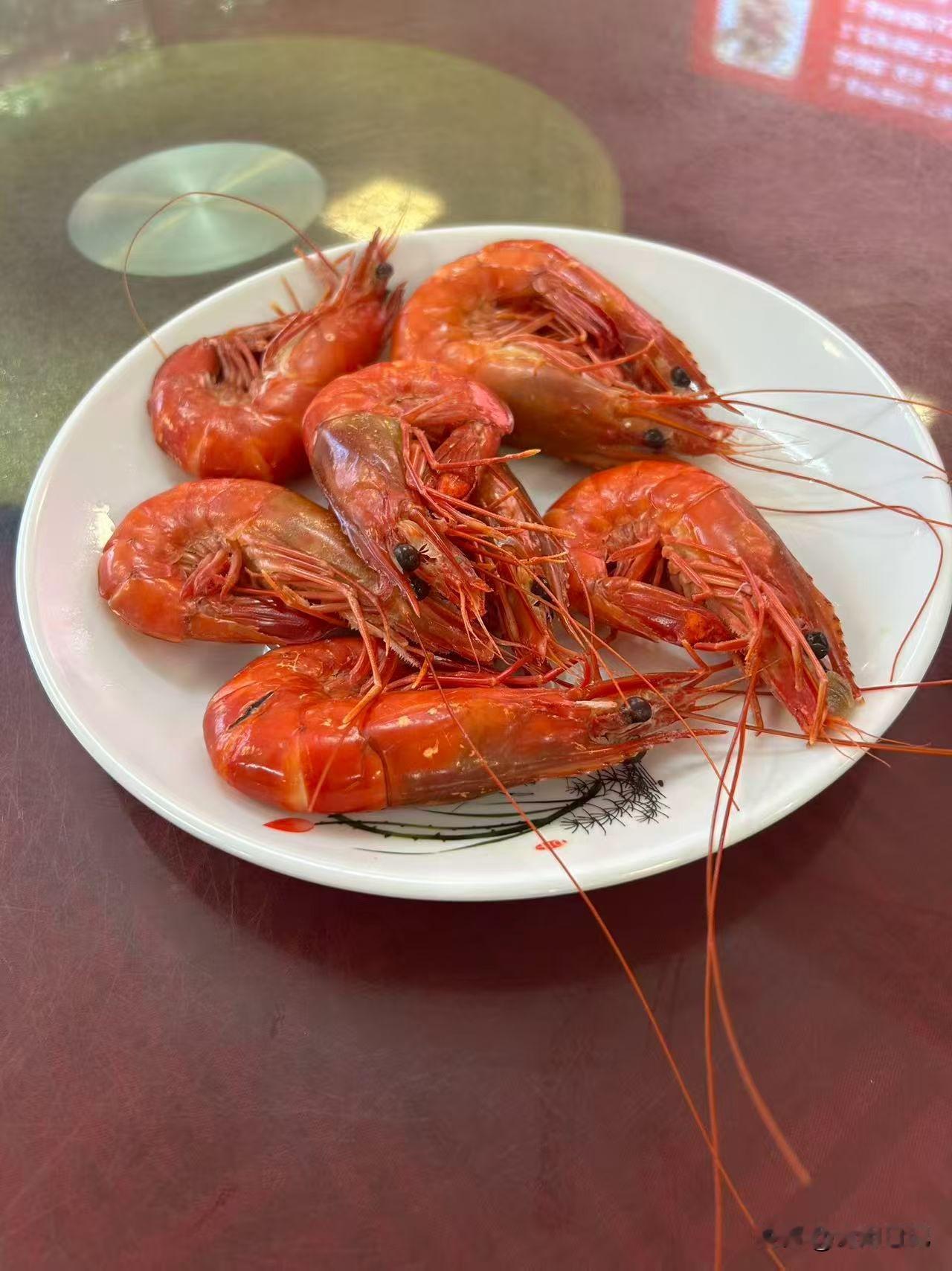 今晚扛不住了，
必须出来搓顿海鲜！
一天的压力全在这顿饭里消化了。
生活嘛，
没