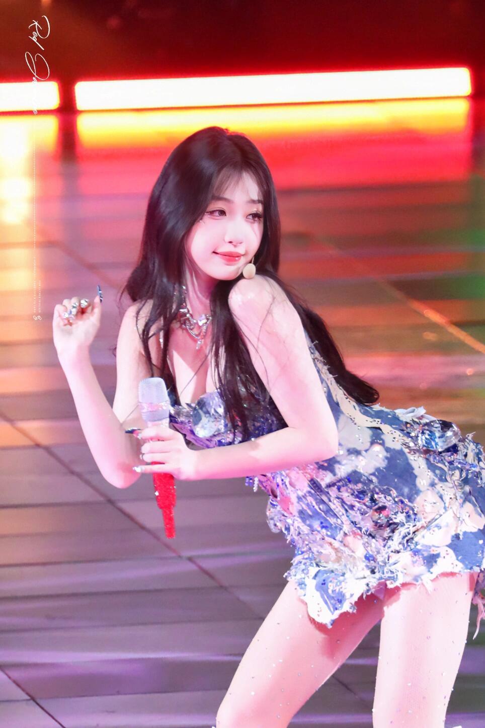 还记得THE9南京演唱会上的虞书欣那天的她真是甜辣双修，全场被红海霸屏 