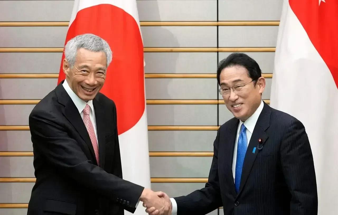 左右逢源！新加坡总理李显龙18日结束访日与东盟日本—日本峰会行程后接受新加坡媒体