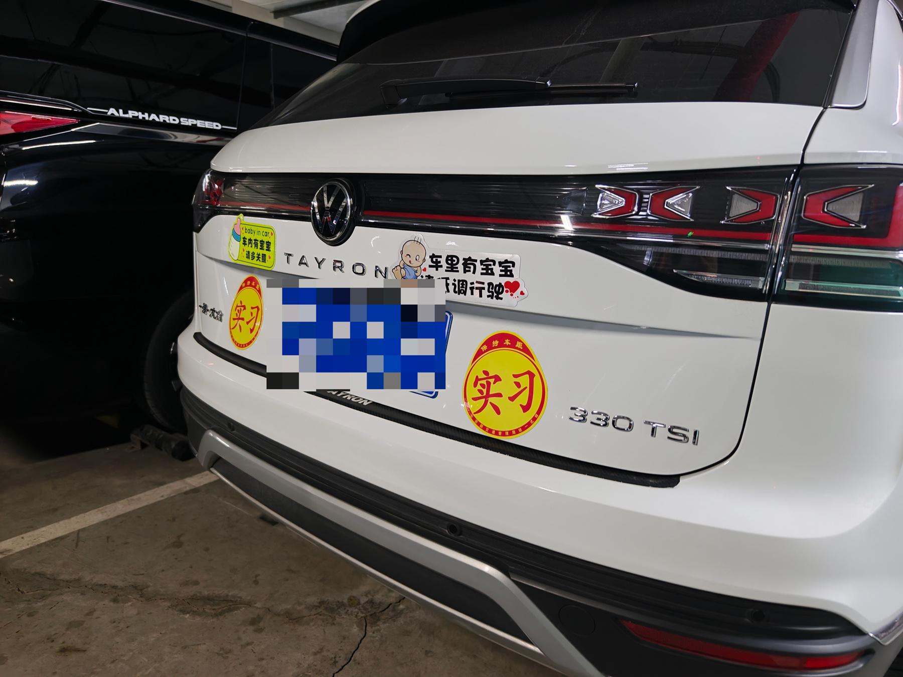 应避免错误的国旗贴法我也不是没事找事，咱就说国旗这么贴：1、位置比牌照还低，俯视