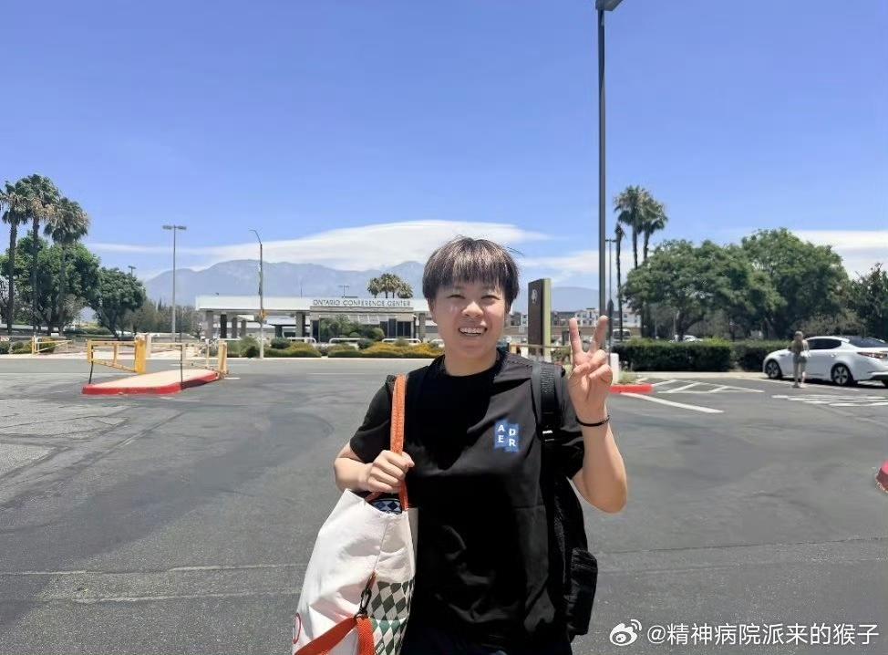7月7日王艺迪分享美国大满贯的照片，这包里装了什么好东西，看着挎背着很不错。王艺