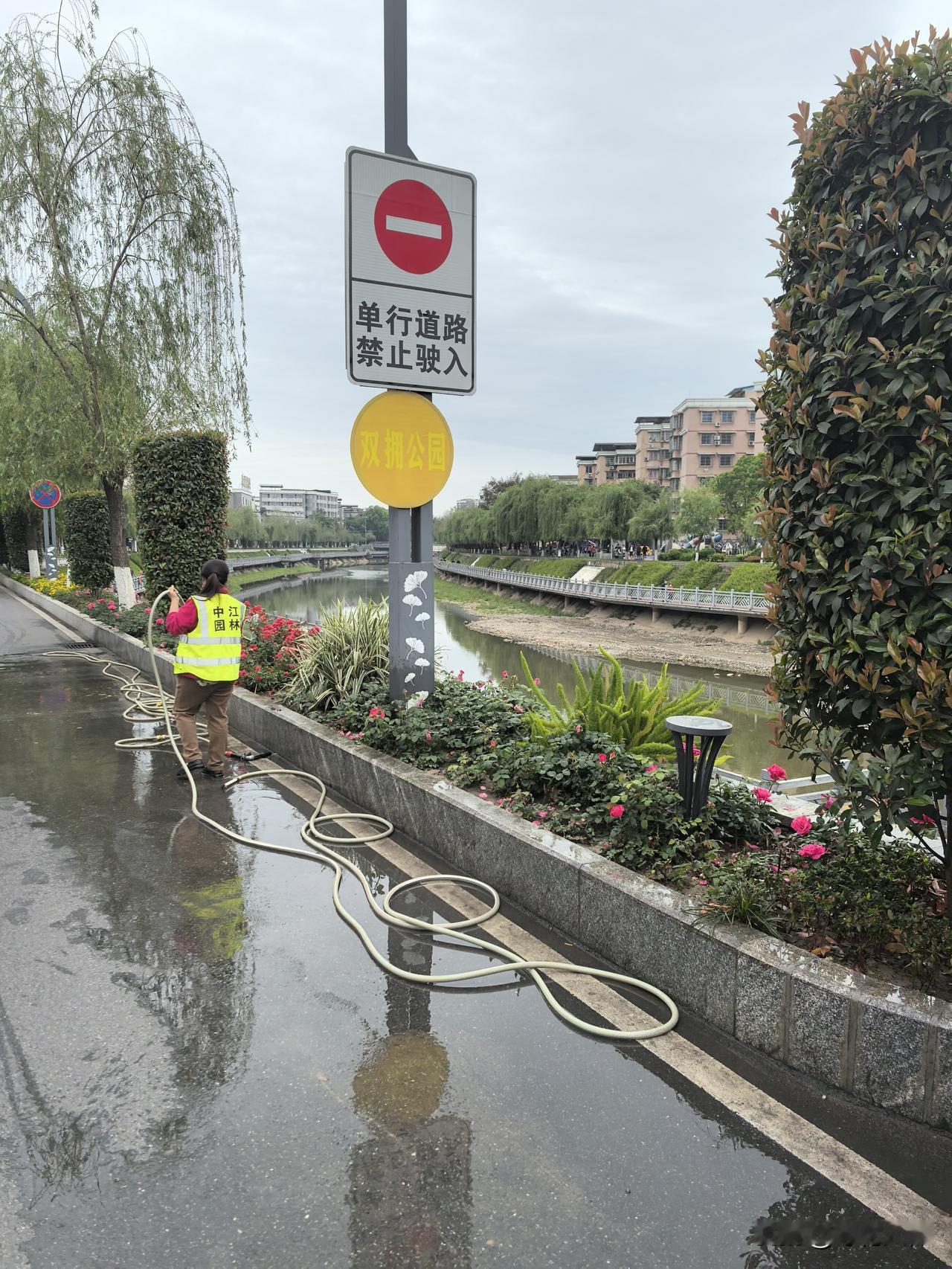 小县城这几年变化日新月异，城市面貌娩然一新，其实，赏心悅目的背后，正是这些人的努